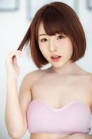 retrato en la cabeza de una joven asiática usando como fondo cosméticos mujer maquillaje moda gente modelo foto