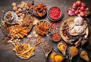 Top view Herbs for cooking, such as red curry, stewed or tom yum soup, such as shallots, garlic, dried chilies, chili peppers, coriander balls, goji berries or goji berries, turmeric powder, turmeric. photo