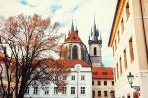 vista de la iglesia de tyn en praga. Republica checa. foto