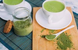 taza de té verde matcha latte. foto