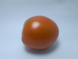 aislado de tomate sobre fondo blanco. vista superior de tomates, vista lateral. foto