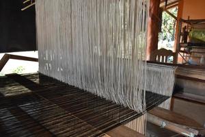 pequeños telares hechos de madera utilizada para tejer en hogares rurales tailandeses. foto