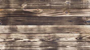el suelo de madera con rastros de quemado hace un fondo y una textura abstractos negros. foto