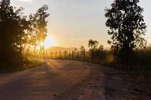 camino de tierra al atardecer foto