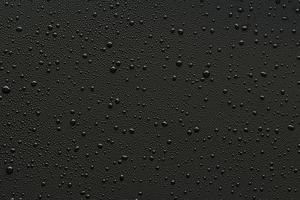 gotas de agua sobre fondo negro. foto