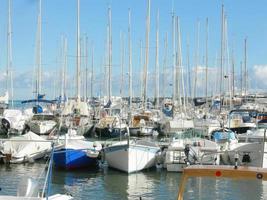 muchos barcos en un puerto en el mar foto