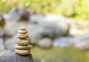 piedras zen piedra zen en el río para una meditación perfecta foto