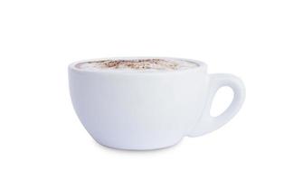 café capuchino caliente en una taza blanca aislada de fondo blanco. foto