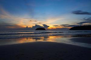 hermoso cielo al atardecer en la playa de kata, phuket foto