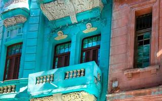 pintorescas y coloridas calles de la vieja habana en el centro histórico de la ciudad de la habana vieja cerca del paseo el prado y capitolio foto