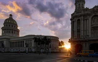 edificio del capitolio nacional, capitolio nacional de la habana, un edificio público y uno de los sitios más visitados por los turistas en la habana foto