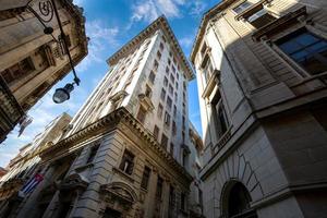 pintorescas y coloridas calles de la vieja habana en el centro histórico de la ciudad de la habana vieja cerca del paseo el prado y capitolio foto