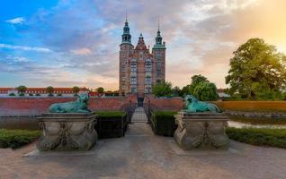 famoso castillo de rosenborg, una de las atracciones turísticas más visitadas de copenhague foto