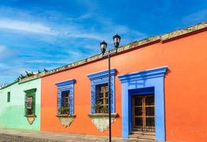 oaxaca, méxico, pintorescas calles de la ciudad vieja y coloridos edificios coloniales en el centro histórico de la ciudad foto