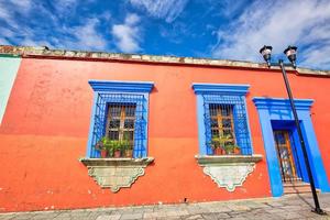 oaxaca, pintorescas calles de la ciudad vieja y coloridos edificios coloniales en el centro histórico de la ciudad foto