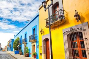 ciudad de oaxaca, pintorescas calles de la ciudad vieja y coloridos edificios coloniales en el centro histórico de la ciudad foto