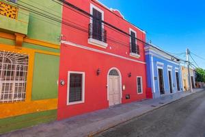 pintorescas y coloridas calles coloniales de merida en mexico, yucatan foto