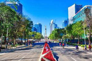 una de las principales calles de la ciudad de méxico paseo de la reforma, un lugar de monumentos históricos y edificios de oficinas financieras foto