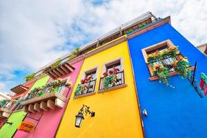 coloridos edificios históricos en el centro de la ciudad vieja barrio antiguo en temporada alta de turismo foto