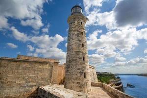 famoso faro del castillo del morro castillo de los tres reyes del morro, una fortaleza que custodia la entrada a la bahía de la habana en la habana, cuba foto