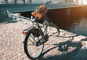 bicicleta estacionada cerca del canal del río en copenhague foto