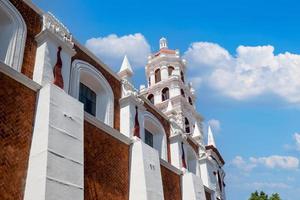 coloridas calles de puebla y arquitectura colonial en el centro histórico de la ciudad de zócalo foto