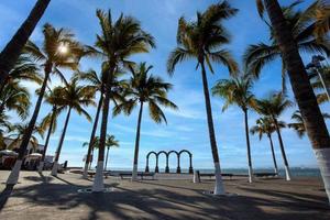 famoso paseo marítimo de puerto vallarta, el malecón, con miradores al mar, playas, paisajes escénicos, hoteles y vistas a la ciudad foto