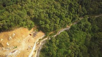 vue aérienne des travaux de construction à côté de la forêt verte dans le pays d'asie, déforestation pendant le développement.