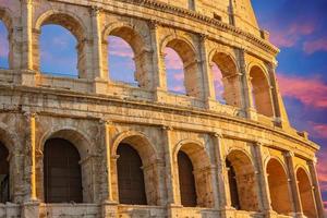 famoso coliseo coliseo de roma al atardecer temprano foto