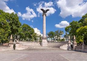 méxico, columna de exedra de aguascalientes y anfiteatro en la plaza de la patria en el centro histórico de la ciudad de zócalo frente a la basílica de la catedral de aguascalientes foto