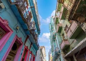 pintorescas y coloridas calles de la vieja habana en el centro histórico de la ciudad de la habana vieja cerca del paseo el prado y capitolio foto