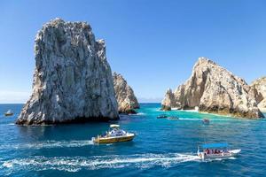 crucero los cabos crucero alrededor del destino turístico escénico arco de cabo san lucas, playa amantes, playa del divorcio y otras playas escénicas foto