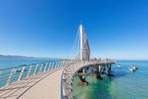 playa de los muertos y muelle cerca del famoso malecón de puerto vallarta, la playa pública más grande de la ciudad foto