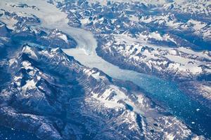 vista aérea de los pintorescos glaciares e icebergs de Groenlandia foto