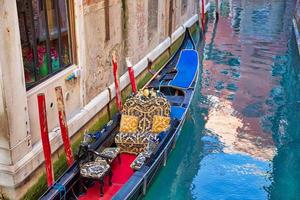 góndola de lujo esperando a los turistas cerca del puente de rialto en venecia foto