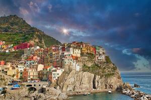 calles coloridas de manarola con vistas a la pintoresca costa foto