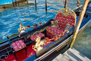 góndola de lujo esperando a los turistas cerca del puente de rialto en venecia foto
