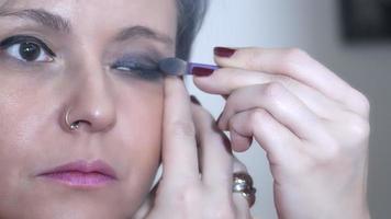 jonge vrouw die make-up schoonheidsconcept doet video