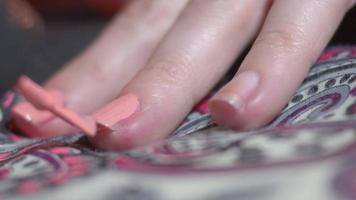 mujer joven haciendo concepto de belleza de maquillaje video