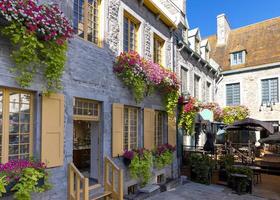 antiguas atracciones turísticas de la ciudad de quebec de quartier petit champlain ciudad baja, distrito comercial y arquitectura francesa antigua foto