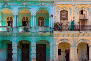 pintorescas y coloridas calles de la vieja habana en el centro histórico de la ciudad de la habana vieja cerca del paseo el prado y capitolio foto