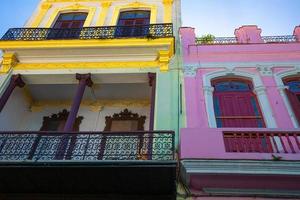 pintorescas y coloridas calles de la habana vieja en el centro histórico de la ciudad havana vieja foto