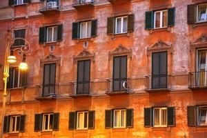 calles de roma en la parte histórica de la ciudad foto