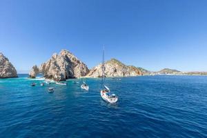 crucero los cabos crucero alrededor del destino turístico escénico arco de cabo san lucas, playa amantes, playa del divorcio y otras playas escénicas foto