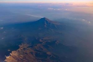 una vista aérea escénica de la cordillera mexicana ubicada en los estados de puebla, morelos y méxico, en el centro de méxico. foto