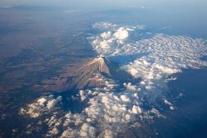 una vista aérea panorámica del popocatepetl, el segundo pico más alto de méxico. es un estratovolcán activo, ubicado en los estados de puebla, morelos y méxico, en el centro de méxico.