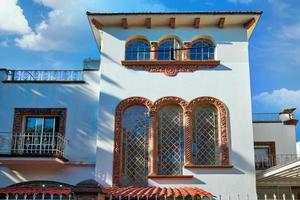 hermosas calles y casas coloniales de coyoacán en la ciudad de méxico foto