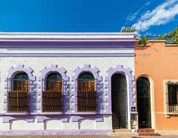 méxico, mazatlán, coloridas calles de la ciudad vieja en el centro histórico de la ciudad foto