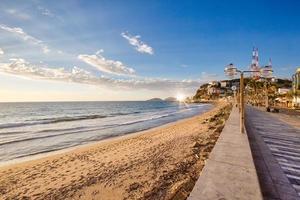 pintoresco paseo marítimo de mazatlán el malecón con miradores oceánicos y paisajes escénicos foto