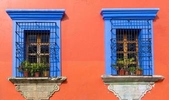 oaxaca, méxico, pintorescas calles de la ciudad vieja y coloridos edificios coloniales en el centro histórico de la ciudad foto